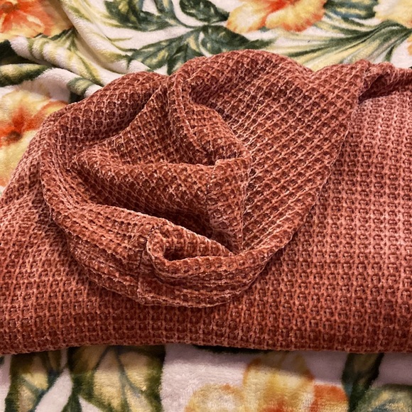 It’s a deep pink coral shade very comfortable it’s an extra large in kids - Picture 4 of 4